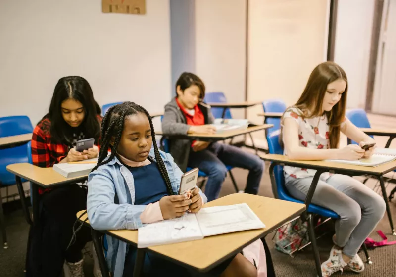 https://www.techspot.com/news/103195-new-york-plans-ban-smartphones-schools-allow-basic.html