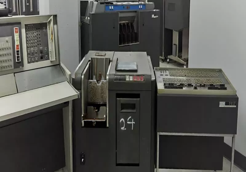 https://www.techspot.com/news/104421-historic-ibm-7090-mainframe-hits-christie-auction-block.html